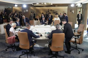 【悲報】石破はん、G7でさっさと座って交流拒否の姿勢を示す